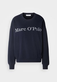 Sweat-shirt bleu marine col rond avec manches longues, poignets et bas en côte, avec le texte blanc "Marc O'Polo" sur la poitrine.