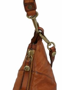 Borsa in pelle di un caldo marrone, con tracolla intrecciata, hardware color oro e chiusura con zip, caratterizzata da una cucitura dettagliata sul corpo.