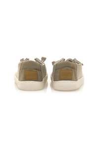 Zapatillas de ante y malla en color marrón con una parte trasera texturizada, acentos de tiras elásticas y un pequeño parche con el logo. Suela de goma blanca.