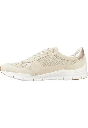 Zapatillas de ante beige con un panel de malla, punta redondeada y una suela de goma blanca con acentos en marrón claro. Cierre con cordones en la parte superior.