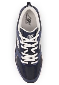 Scarpa da corsa navy realizzata in mesh e materiali sintetici, con pizzi bianchi, dettagli argentati e una suola testurizzata.