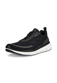 Chaussure de sport noire avec une tige texturée, des accents gris, une silhouette élégante et une semelle blanche épaisse. Elle est dotée de lacets et d'une languette au talon.
