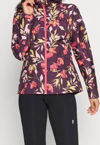 Květinová bunda v tmavě fialové barvě s růžovými a žlutými vzory květin; vyrobena z lehkého materiálu s předním zipem a přiléhavým střihem.