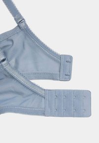 Sujeción azul claro con un material de malla suave, tirantes ajustables, ribete de encaje y cierre trasero de tres ganchos con cuatro filas para ajustar el tamaño.