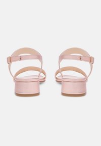 Roze metallic sandalen met een blokhak van gemiddelde hoogte, open achterkant en enkelbandje. Glad textuur met een minimalistisch ontwerp.