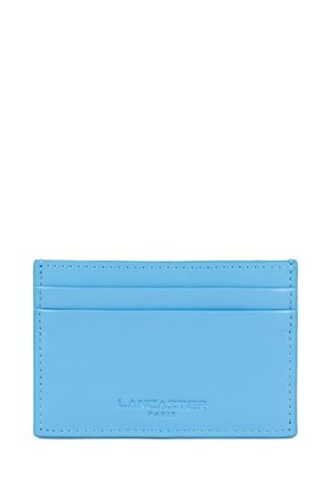 Porte-cartes en cuir bleu avec quatre fentes, texture lisse, logo "LANCASTER PARIS" en relief en bas, et couture précise le long des bords.