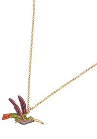 Cadena de oro con colgante de colibrí de esmalte multicolor que presenta alas moradas, cuerpo verde y azul y cola naranja.