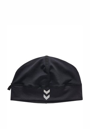 Sort beanie lavet af glat, strækbart stof med en rund top. Har kontrasterende grå chevron-detaljer og en kort skygge.