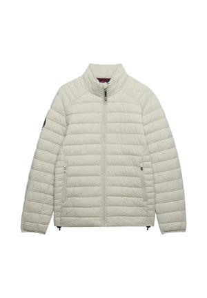 Chaqueta acolchada tipo plumón gris claro con cremallera frontal completa, dos bolsillos laterales con cremallera, cuello alto y parche con logo en la manga izquierda.