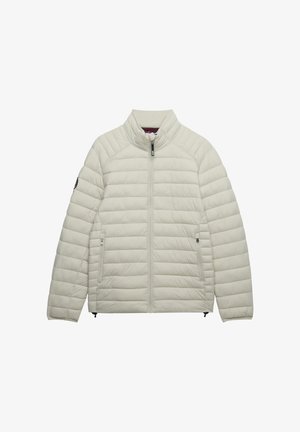 Veste matelassée légère gris clair avec fermeture éclair intégrale à l'avant, deux poches latérales zippées, col montant et écusson logo sur la manche gauche.