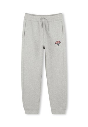 Grijze sweatpants van zacht materiaal, voorzien van een elastische tailleband met trekkoord, zijzakken en een rood/blauw logo patch op de dij.