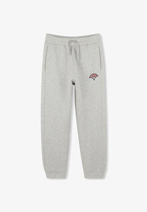 Pantalons de survêtement gris en tissu doux, dotés d'une taille élastique avec cordon de serrage, de poches latérales et d'un patch logo rouge/bleu sur la cuisse.