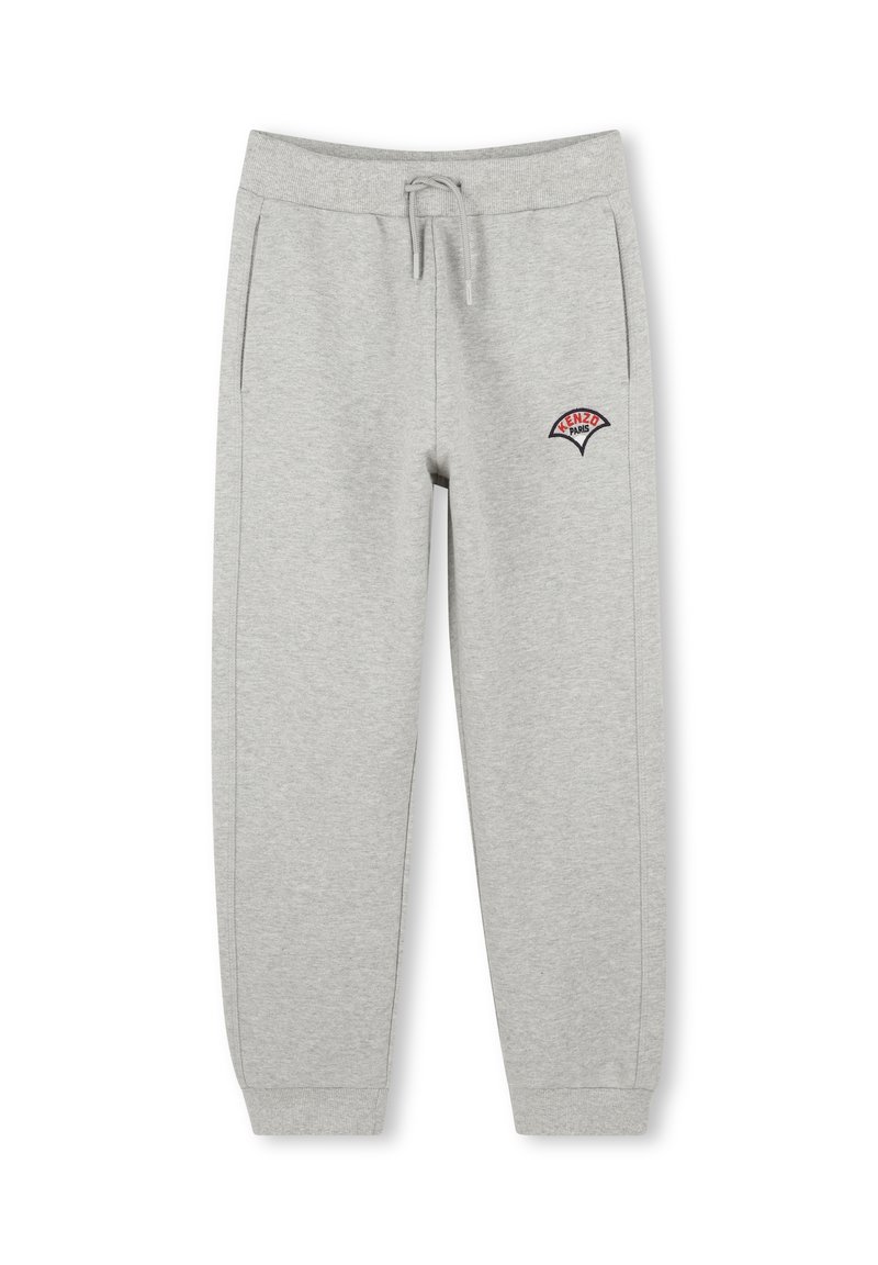 Pantalons de survêtement gris en tissu doux, dotés d'une taille élastique avec cordon de serrage, de poches latérales et d'un patch logo rouge/bleu sur la cuisse.