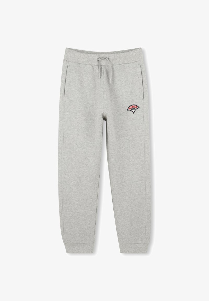 Pantalons de survêtement gris en tissu doux, dotés d'une taille élastique avec cordon de serrage, de poches latérales et d'un patch logo rouge/bleu sur la cuisse.