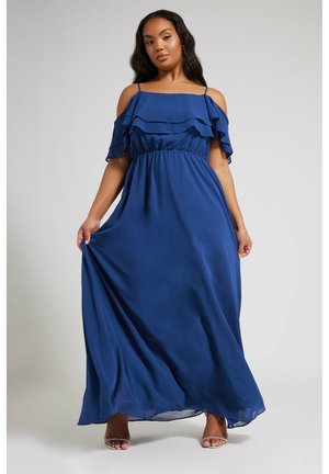 Blauwe maxi-jurk met off-the-shoulder ruffled mouwen, elastische taille, vloeiende stof en een gladde textuur. De lengte reikt tot de enkels.
