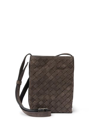 Vävd mocka crossbody-väska i mörkgrått med en platt rektangulär form, justerbar rem och slät yta.