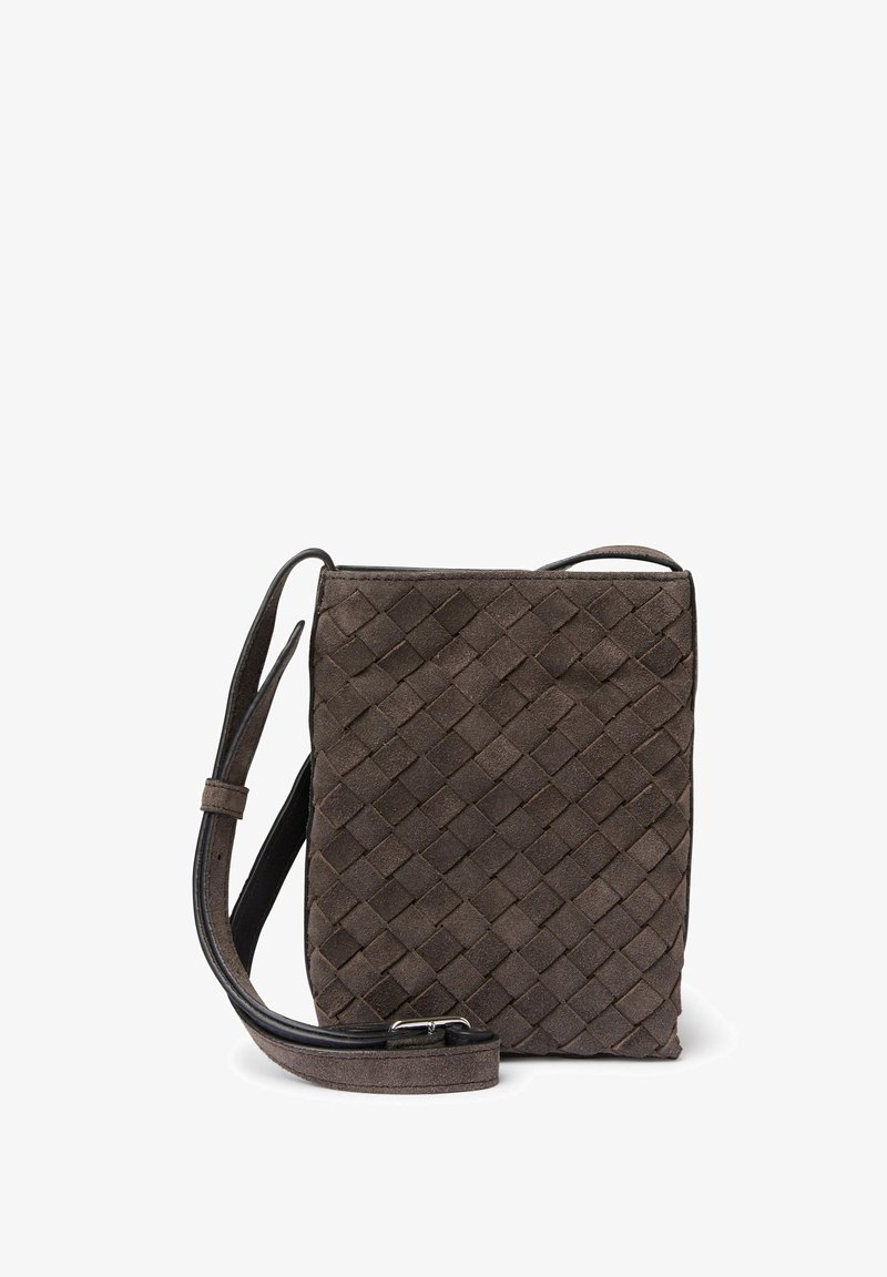 Vävd mocka crossbody-väska i mörkgrått med en platt rektangulär form, justerbar rem och slät yta.