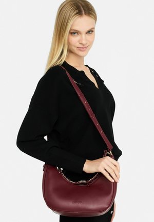 Borsa a spalla in pelle bordeaux con forma curva, dettaglio a catena nella parte superiore, tracolla regolabile e logo impresso. Finitura liscia e lucida.