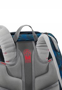 Tragehilfe für Kinder mit grauen gepolsterten Gurten, einem gemusterten blauen Rückenpanel und rotem Logo. Verfügt über verstellbare Beschläge und strukturierte Materialien.