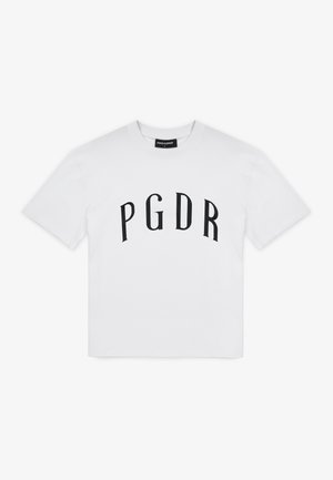 Hvid bomulds-T-shirt med korte ærmer. Har et sort tryk med bogstaverne "PGDR" i en buet udformning hen over brystet.