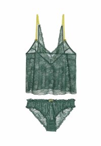 Krajková souprava spodního prádla zahrnuje průsvitnou zelenou košilku s žlutými ramínky a odpovídající volánkové kalhotky, které mají jemné květinové vzory.