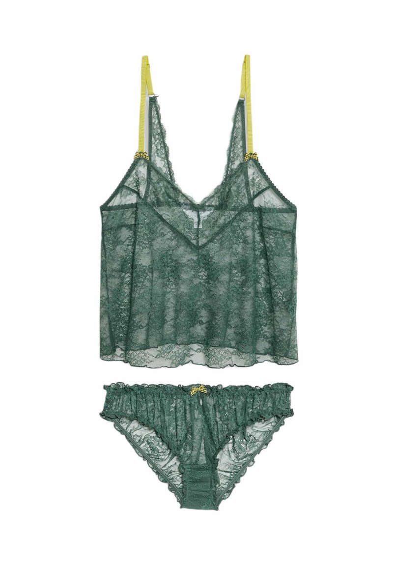 Krajková souprava spodního prádla zahrnuje průsvitnou zelenou košilku s žlutými ramínky a odpovídající volánkové kalhotky, které mají jemné květinové vzory.