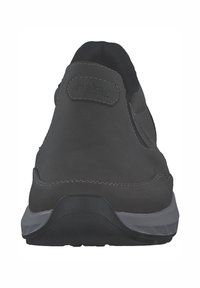 Zapato de cuero gris con un acabado texturizado, tacón redondeado y suela de goma en contraste. Presenta detalles de costura y un logo en el tacón.