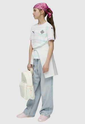 Vit och pastellrandig t-shirt med logotyp, ljusblå vida jeans, vit ryggsäck, rosa bandana och rosa sneakers.