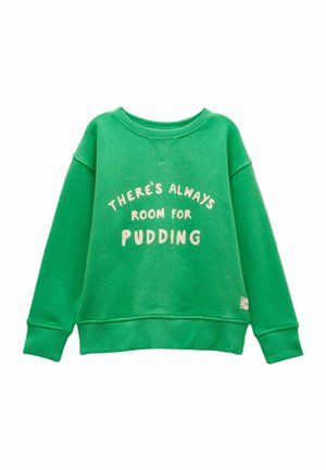 Zielona bluza z długim rękawem, z prążkowanymi mankietami i kołnierzem, z napisem "Zawsze jest miejsce na pudding" białymi literami na piersi.