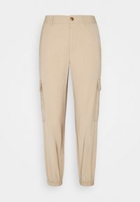 Beige Cargo-Hosen mit elastischen Bündchen, Seitentaschen und einem Knopfverschluss. Der Stoff wirkt glatt mit einem leichten Glanz.