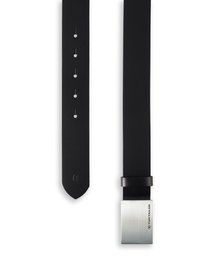 Ceinture en cuir noir, avec une texture lisse, une boucle rectangulaire en métal argenté, plusieurs trous pour l'ajustement et une extrémité arrondie.