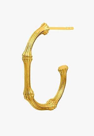 Pendiente de aro dorado con una estructura similar al hueso; presenta nervaduras texturizadas y extremos cónicos, mostrando un diseño orgánico y único.