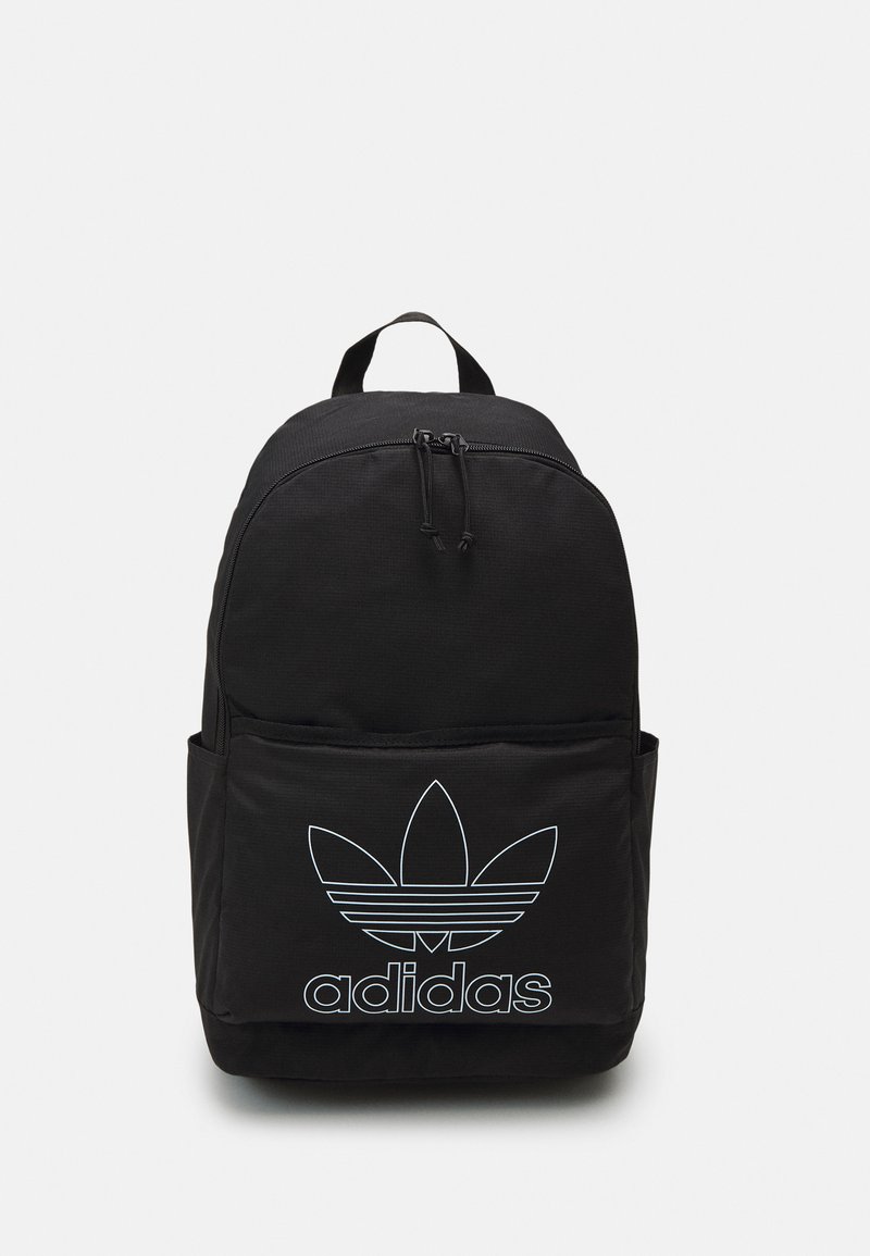 Svart stoffryggsekk med rund form, med en frontlomme og en hvit Adidas trefoil-logo nederst. Glidelås på toppen.