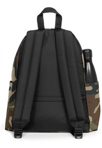 Mochila de camuflaje con correas negras y un asa en la parte superior. Cuenta con un respaldo acolchado y un bolsillo lateral para una botella. Compartimento con cremallera en la parte posterior.