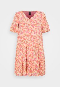 Blommig klänning med V-ringning, korta puffärmar och en rynkad, lager-på-lager kjol i rosa, gult och vitt blommönster på en ljus bakgrund.