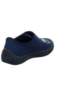 Pantofii slip-on din pânză navy, cu talpă texturată de culoare neagră. Prezentând broderii florale în partea din față. Formă rotundă, design minimalist.