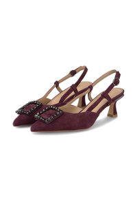 Zapatos de tacón slingback de ante violeta con puntera afilada, detalles de hebillas adornadas y un tacón de bloque de altura media para mayor estabilidad.