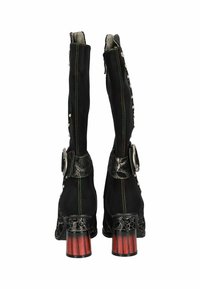 Bottes hautes en cuir suédé noir à talons, avec des coutures multicolores, des boutons décoratifs et un talon en bois de teinte rouge unique. Des accents en cuir texturé sont visibles.