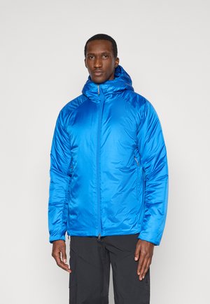 Sininen eristetty takki, jossa on vetoketjukiinnitys, huppu ja elastiset hihansuut. Takissa on sileä, kiiltävä pinta ja kontrastivärit hartioilla.