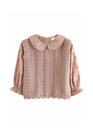 Haut bébé rose à manches longues avec panneau avant en maille, manches brodées de motifs floraux, poignets à volants et col rond avec détails découpés en forme de fleurs.