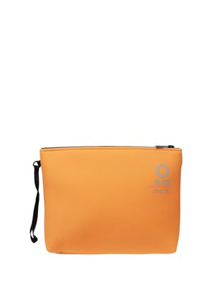 Piccola pochette arancione con cerniera e cinturino nero da polso con il logo "Sunz" sulla parte anteriore, su sfondo bianco.