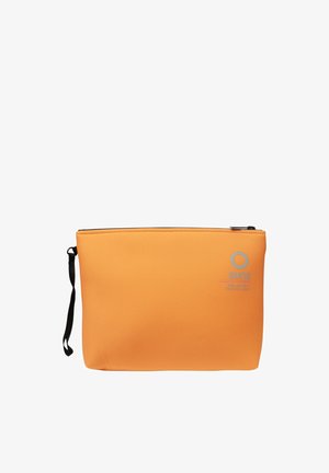 Piccola pochette arancione con cerniera e cinturino nero da polso con il logo "Sunz" sulla parte anteriore, su sfondo bianco.