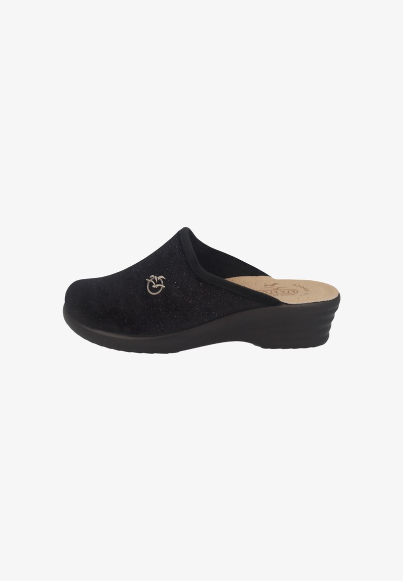Zoccoli neri in suede con tacco basso e curvo, caratterizzati da una leggera lucentezza e un piccolo logo sul lato. Design leggero.