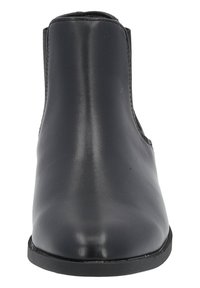 Botín de cuero negro hasta el tobillo con una forma elegante, textura suave, paneles laterales elásticos y un tacón bajo apilado. Suela negra plana.