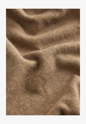 Tessuto marrone, con una trama morbida e fine. Presenta sottili variazioni di colore, creando una tonalità calda e terrosa. Le pieghe aggiungono profondità.