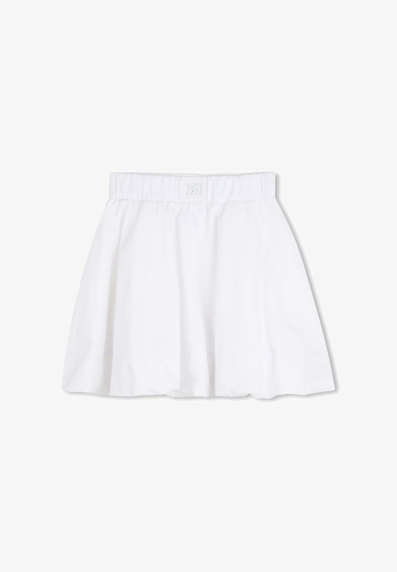 Jupe blanche avec une taille élastique, coupe évasée et texture lisse. Caractéristiques plis subtils et un patch logo à la taille.