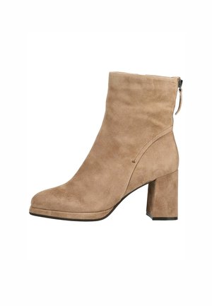 Beige Wildleder-Stiefelette mit Blockabsatz und Reißverschluss hinten, entworfen für Damenmode und Freizeitkleidung.