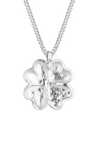 Silbernes vierblättriges Kleeblatt-Pendant mit strukturiertem Oberflächenfinish und polierter Oberfläche, das kleine klare Steine auf einem Blatt hat, befestigt an einer Kette.