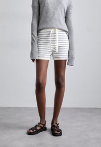 KNITID STRIPE - Lühikesed püksid - gray