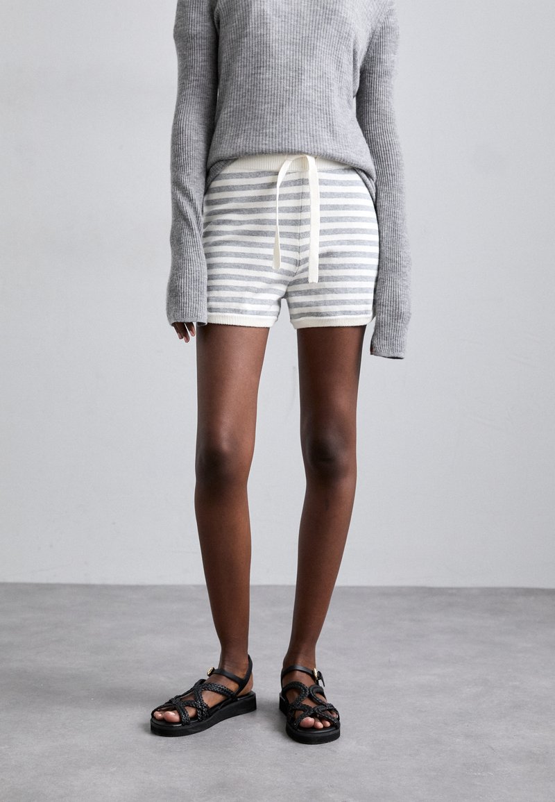 KNITID STRIPE - Lühikesed püksid - gray